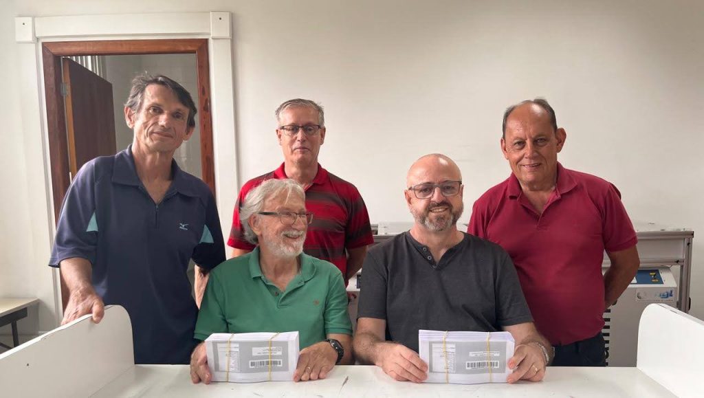 Em pé  da esquerda para a direita: Valdo Leal Martins, Flávio José de Freitas e Paulo Nascimento Filho. Sentados da esquerda para a direita: Renato Carlos Barbato e Édio Koester. A equipe atua há 40 anos no setor de Expedição do CIASC
